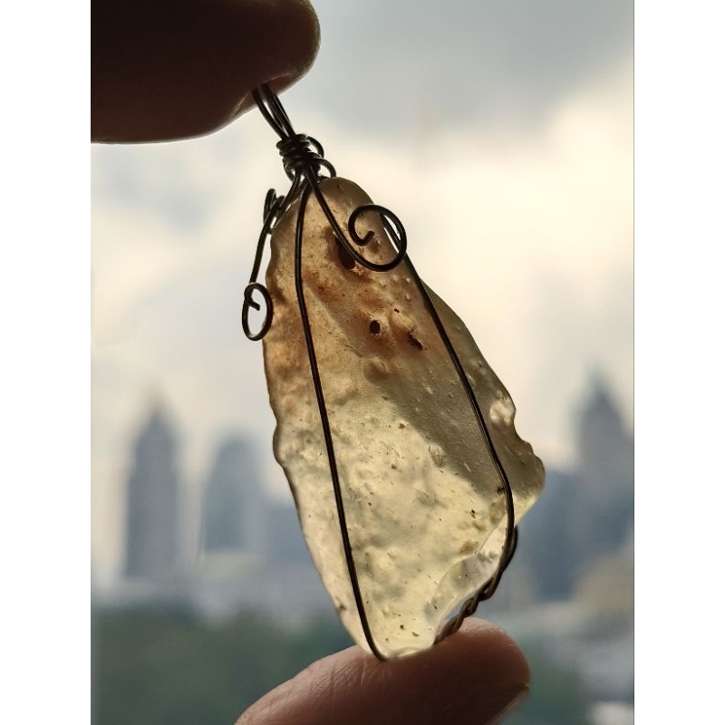 🏜️ จี้แก้วทะเลทรายลิเบีย ( Libyan Dessert Glass ) หรือ สะเก็ดดาวลิเบีย ( Libyan Tektite ) ถักลวด / 1