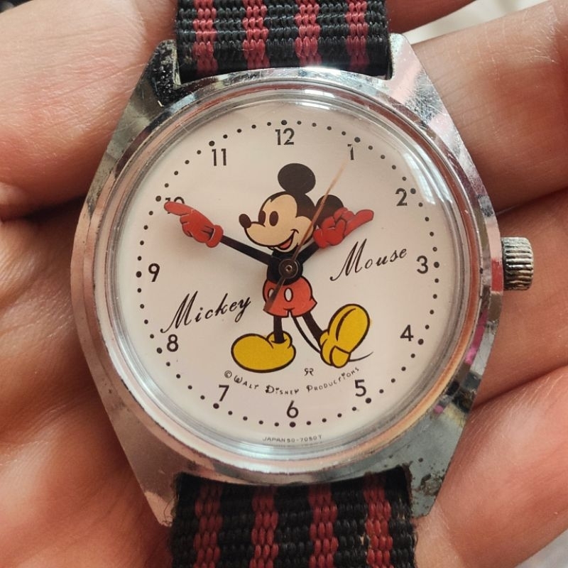 นาฬิกาวินเทจ Mickey Mouse แขนขยับ ไขลาน เครื่อง seiko มือสองสภาพสวย เดินดี  ตัวเรือนมีรอยตามกาลเวลา 