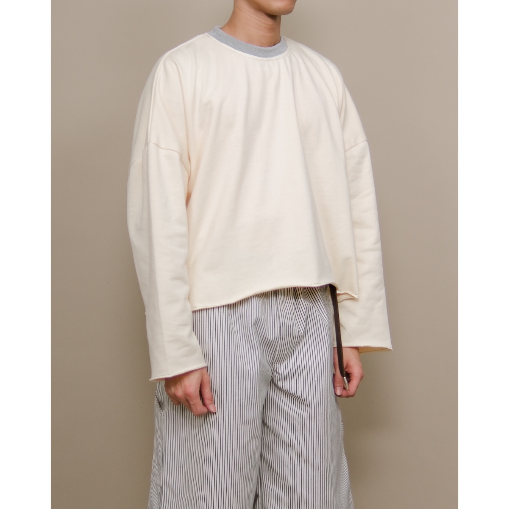 Oversized Boxy-Cropped Sweatshirt in Lemon Cream | เสื้อสเวตเชิ้ตน้ำหนักเบา ทรงหลวมแบบครอป ดีเทลชาย raw-cut สีเหลืองอ่อน