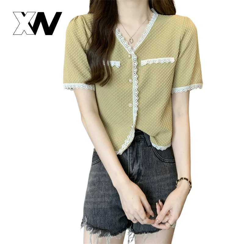 NEW เสื้อเชิ้ตแขนสั้น เสื้อผ้าผู้หญิงคอวี ขอบเสื้อผู้หญิงตอนหน้าอกและแขนเสื้อ ดีไซน์เกาหลีเกาใจมากๆ แต่งกระดุกหน้าเรียบ