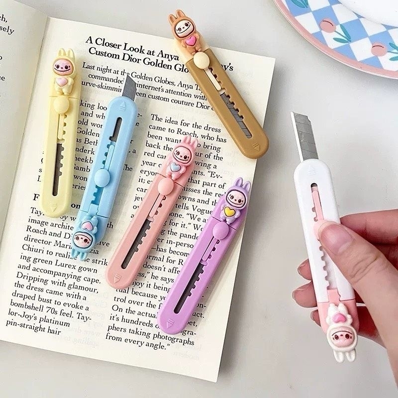 คัตเตอร์ คัตเตอร์จิ๋วแบบพกพา คมงานดี มีหลากหลายลายให้เลือก