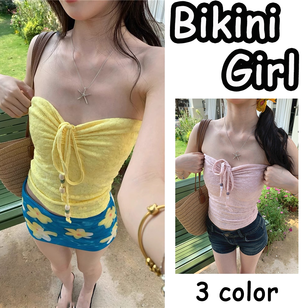เสื้อเกาะอกมีลวดลายดอกไม้และดีไซน์ผูกเชือก  จับคู่กับกางเกงชายหาดและใส่ไปชายหาด  พร้อมแผ่นรองหน้าอก