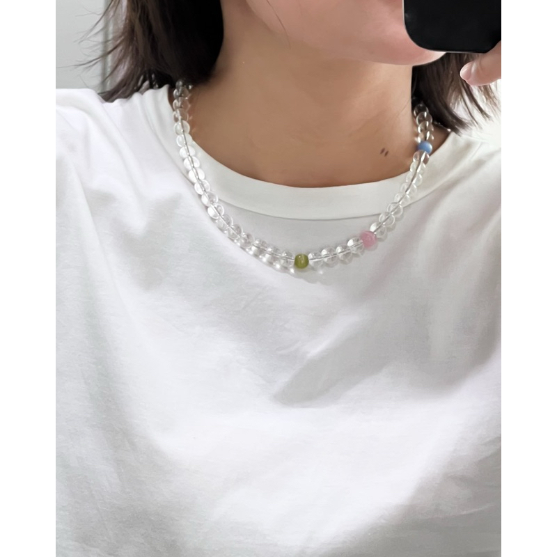 madillo peony necklace สร้อยคอสีใสตัดกับสีชมพูฟ้า สุดจะเก๋