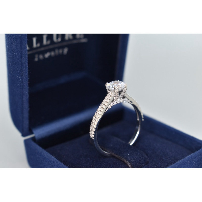 แหวนเพชรเงินแท้ 925 ชุบเคลือบทองคำขาว ประดับเพชร CZ Swiss diamond [ 𝐆𝐞𝐦𝐦𝐚 - 𝐀𝐥𝐥𝐮𝐫𝐞 𝐉𝐞𝐰𝐞𝐥𝐫𝐲 ] - รูปที่ 6