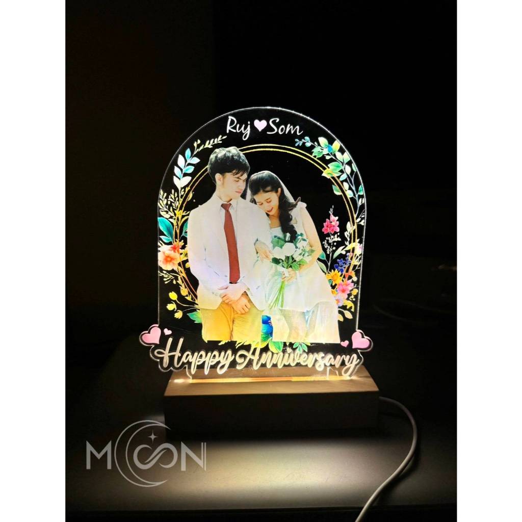 ✨ อะคริลิคตั้งโต๊ะสลักชื่อ & ภาพสี พร้อมฐานไม้ไฟ LED ✨