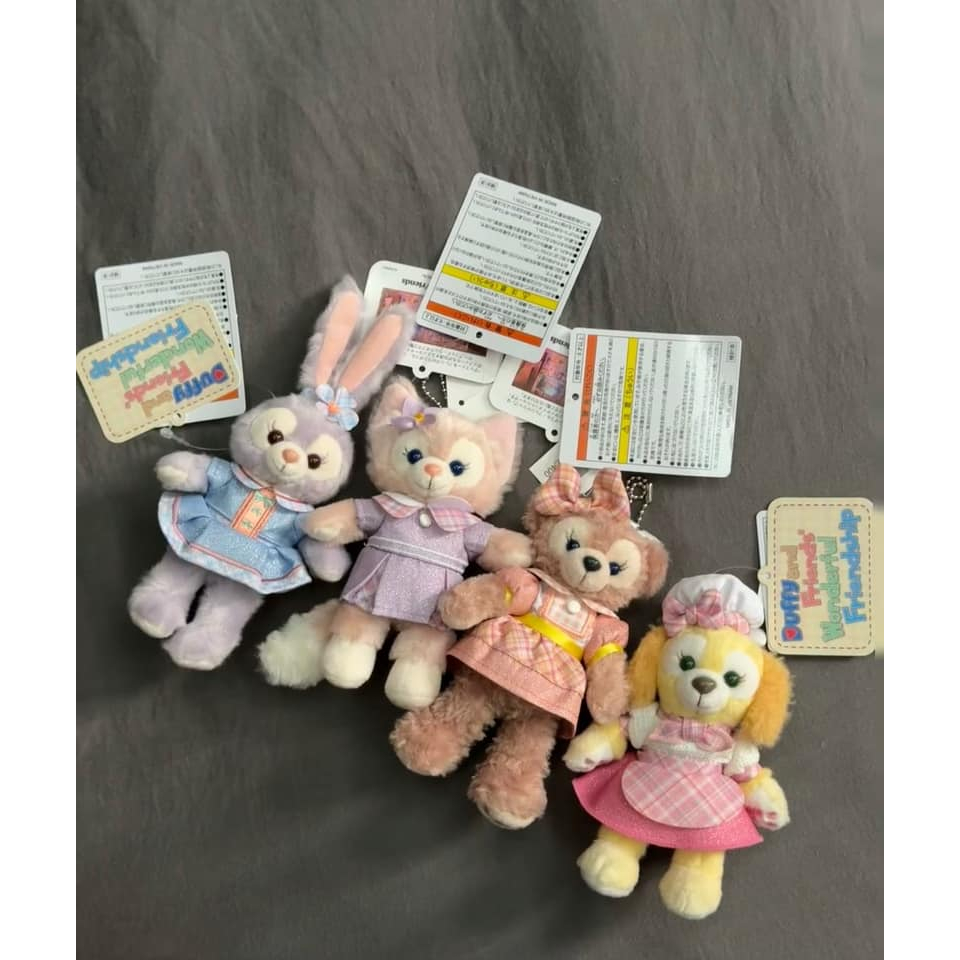 Disney Duffy And Friends / ดิสนี่ย์ ดัฟฟี่ แอนด์ เฟรนด์ ตุ๊กตา พวงกุญแจ ชุดเดรส ลายสก็อต ดอกไม้ หมวก