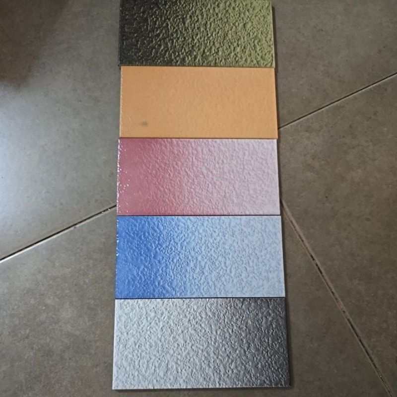 กระเบื้องปูพื้นขนาด 4 นิ้วคูณ 8 นิ้ว เป็น สีเหลือบ (ขายเป็นชุด/5แผ่น)ผิวมีความขรุขระ ไม่ลื่น และไม่ยากในการทำความสะอาด