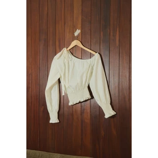 Panchitar Farfalle Bow Charm – เสื้อแขนยาวปาดไหล่ ดีเทลจั้มแขนและเอว พร้อมโบว์สุดน่ารัก