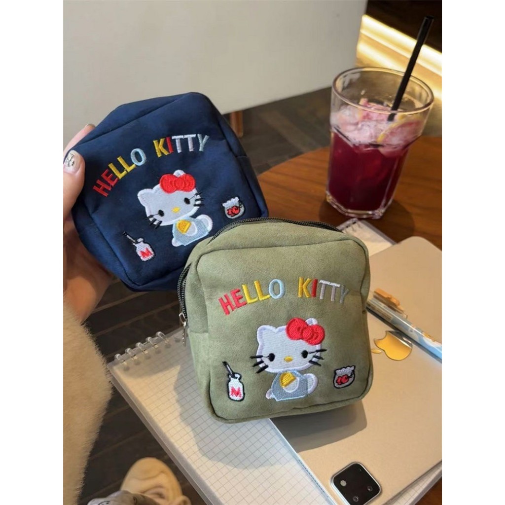 กระเป๋าเครื่องสำอางคิตตี้ ผ้าสักกะหลาดปักลายน่ารัก ขนาด 12x12x6.5 cm. มี 2สีค่ะ