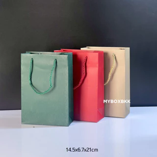 ถุงกระดาษหูหิ้วหนาพิเศษ มาพร้อมสีพิเศษ7สี ขนาด14.5x6.7x21cm