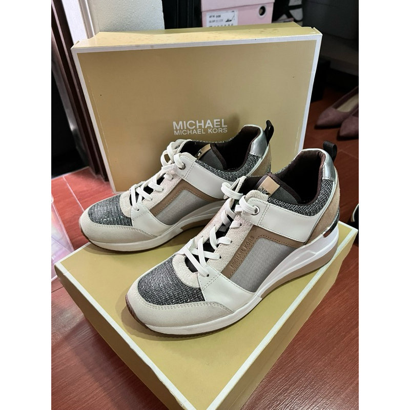 รองเท้าผ้าใบแบรนด์ MK ใส่ครั้งเดียว ส่งต่อ 3,999 ซื้อมาเกือบ 2 หมื่น