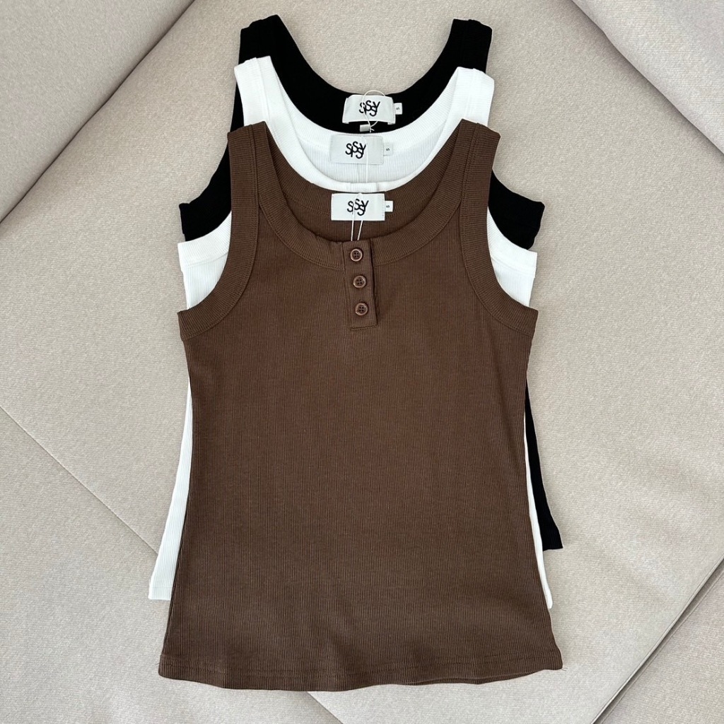 SISSY : เสื้อกล้ามสีพื้นคอกลม  แต่งกระดุมหน้าใช้งานได้จริง  ผ้าร่องเล็ก เย็บเก็บแต่งขอบคอและวงแขน  ผ้ายืดนุ่ม ใส่กระชับ - รูปที่ 2