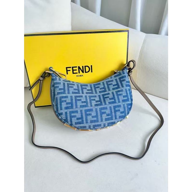 FENDI Fendi Fendi กระเป๋าผ้า jacquard ทรงเสี้ยว กระเป๋าถือ ขนาดเล็ก สำหรับผู้หญิง  306  472