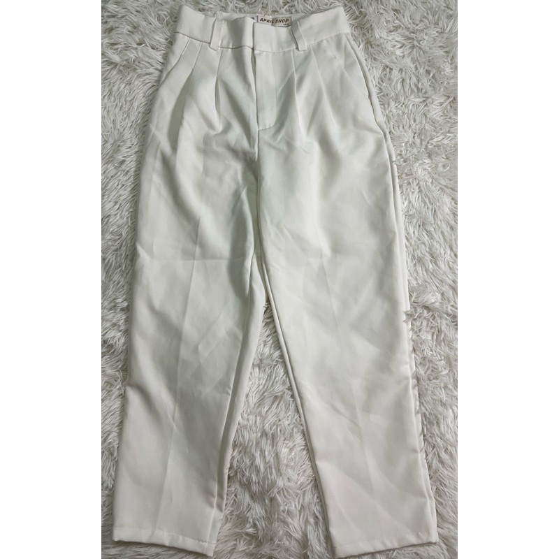 กางเกงขายาว สีขาว มือสอง ใส่ 1 ครััง เอาเอวเข้า เอว 25 นิ้ว  ป้าย April shop