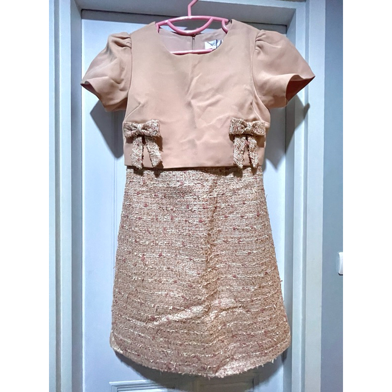 (ติดจอง-ห้ามกด) ชุดเดรสกั๊กคอกลมทรงเอ ผ้าทวีสโอรส แต่งผ้าพื้นโบว์หน้า ร้าน Omeshop ไซส์ L มือ 1