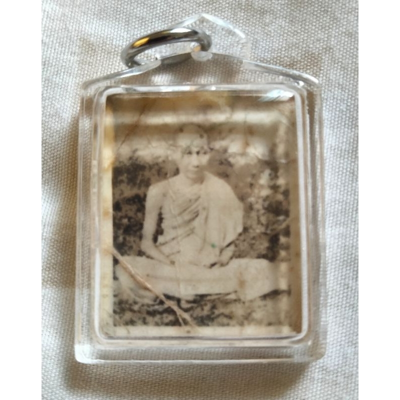 รูปถ่ายเก่าหลวงพ่อเกษม เขมโกเก่าด้านหลังติดจีวรก้านธูปเศษริบบิ้นสีและสายสินญ์ประมาณปี18