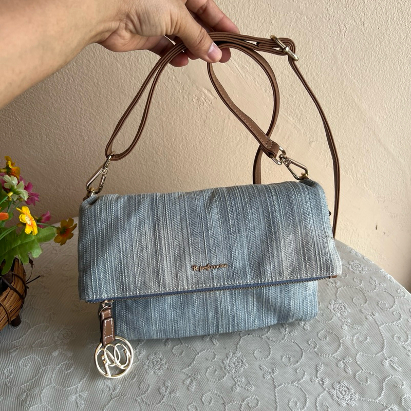 Pi.perfume inn แท้💯 ครอสบอดี้ผ้ายีนส์ สภาพดีสายยาวเดิมซับในสะอาด ร่องรอยใช้งานมือสองเล็กน้อย ขนาด 9.