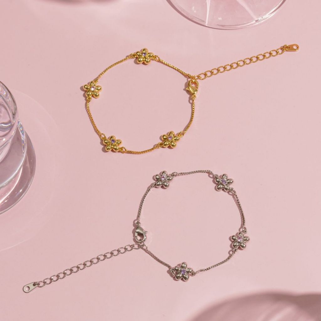 Blossom Bracelet สร้อยข้อมือประดับดอกไม้