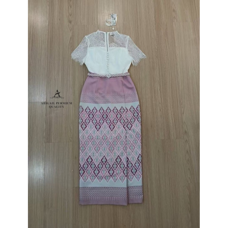 Set เสื้อลูกไม้ทรงแขนสั้น มาพร้อมผ้าถุงสำเร็จลายผ้าไทย