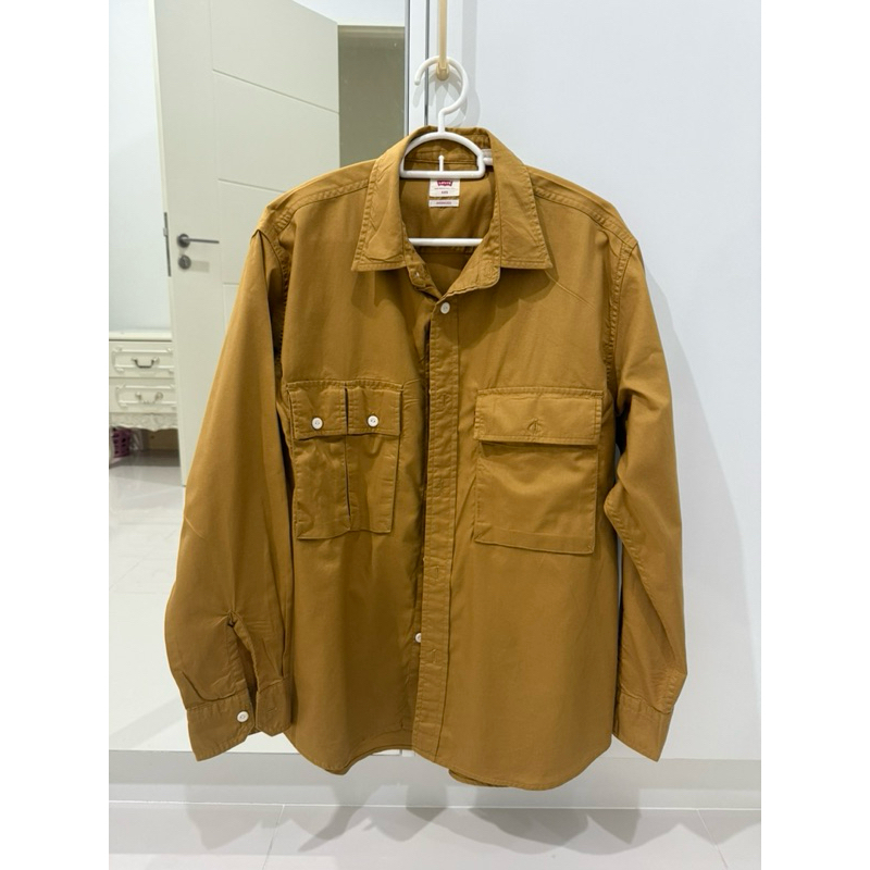 เสื้อเชิ้ตแขนยาวมือสอง Levi’s  เบอร์ xxs สภาพดี ใส่ไป 2-3 ครั้ง ชื้อ shop Levi’s ในห้างมา1700 สีน้ำต