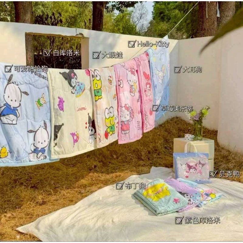 ผ้าห่ม  Sanrio ขนาด 120×150 cm เนื้อผ้าเย็นสบาย เหมาะสำหรับฤดูร้อน มาพร้อมถุงขาว Sanrio ราคา 229 บาท