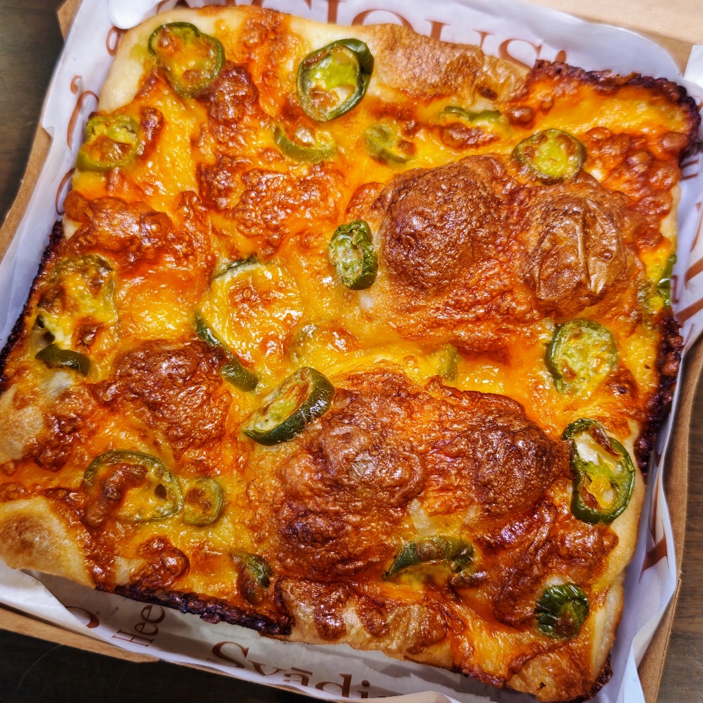 Jalapeno and Cheese Sourdough Focaccia - โฟคัชชาซาวร์โดชีสและพริกฮาลาพีโนดอง