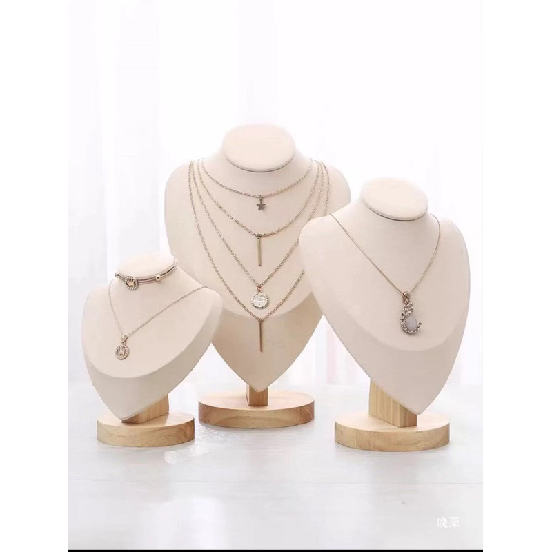 คอโชว์สร้อยสีครีมฐานไม้ 3ขนาด(W-NK08)