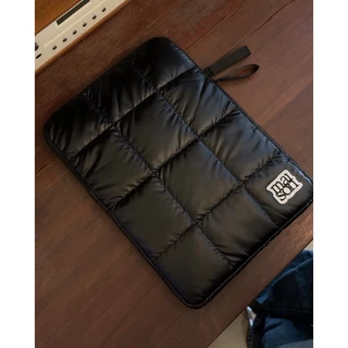 maison KEEPS Lifestyle | Puffy Dual Logo Laptop Sleeve | กระเป๋าแลปท็อป