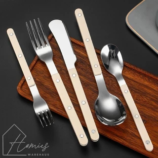 【พร้อมส่ง】🍴 ช้อน ส้อม มีด สีขาวครีม คุณภาพสูง สวยดูดี มินิมอล สไตล์คาเฟ่ ด้ามจับถนัดมือ ช้อนส้อมมินิมอล ช้อนส้อมสีขาว