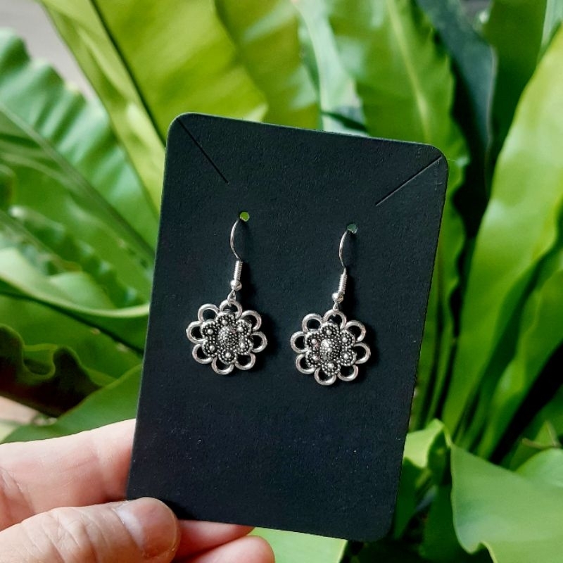 ต่างหูล้านนาสวยงาม มี3สีให้เลือก 1)สีเงินรมดำ 2)สีทอง 3)สีเงินขาว ต่างหูน่ารัก น้ำหนักเบา ใส่สบาย เครื่องประดับ ต่างหู - รูปที่ 2