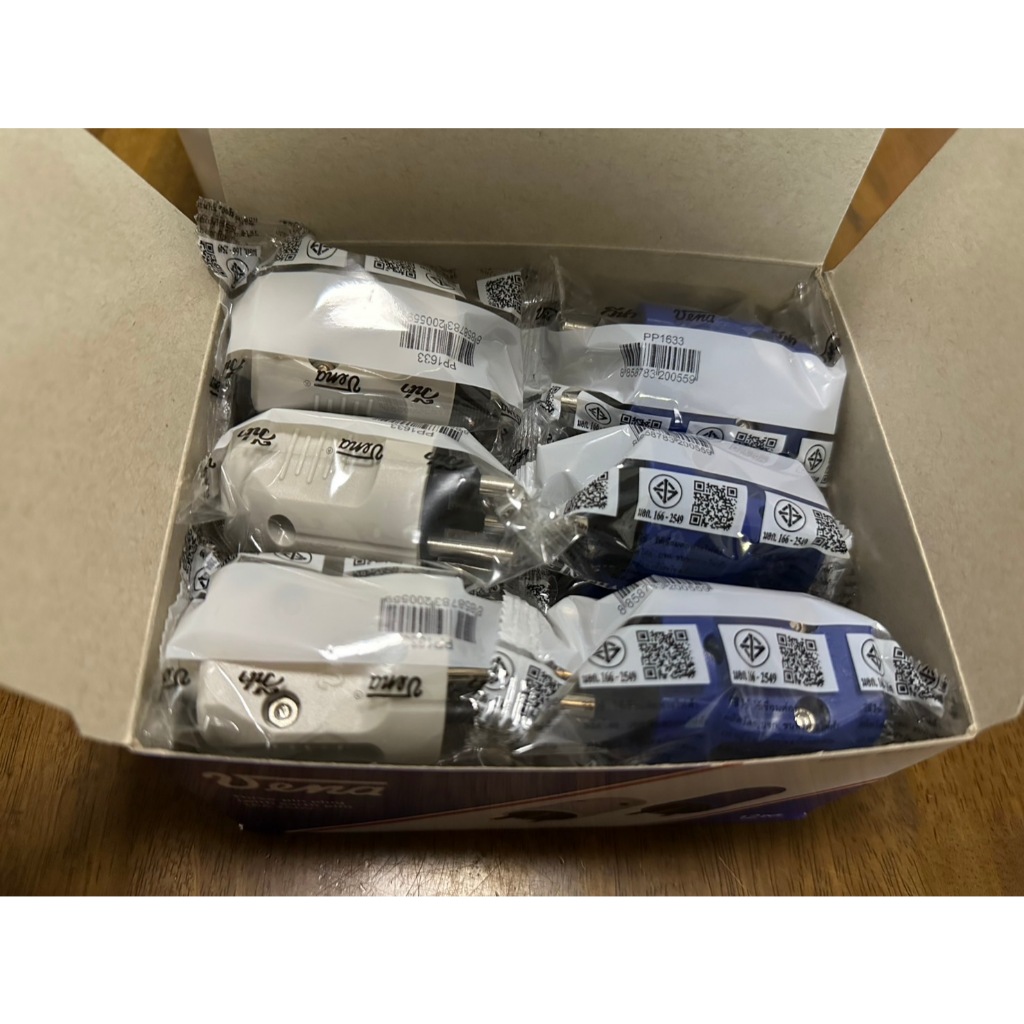 VENA ปลั๊กตัวผู้ 3 ขากลม รุ่น PP1633 (1กล่อง มี 12ชิ้น)