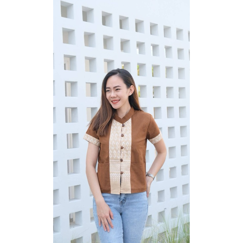 เสื้อลายขอคอจีนมีกระเป๋าซ้ายขวาแต่งกระดุมกะลาผ้าฝ้ายเชียงใหม่