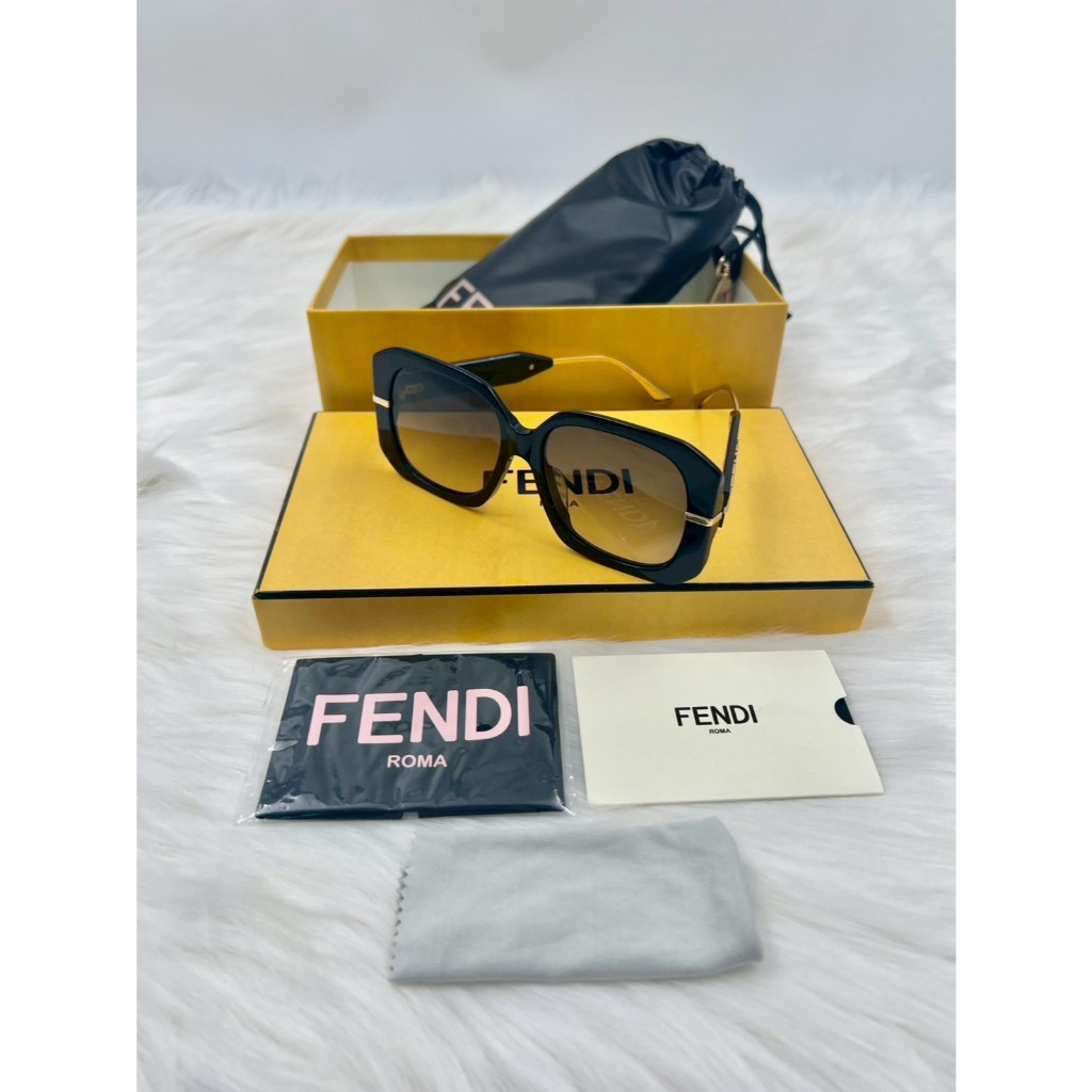 แว่นกันแดด Fendi รุ่น FE40065F Sunglasses
