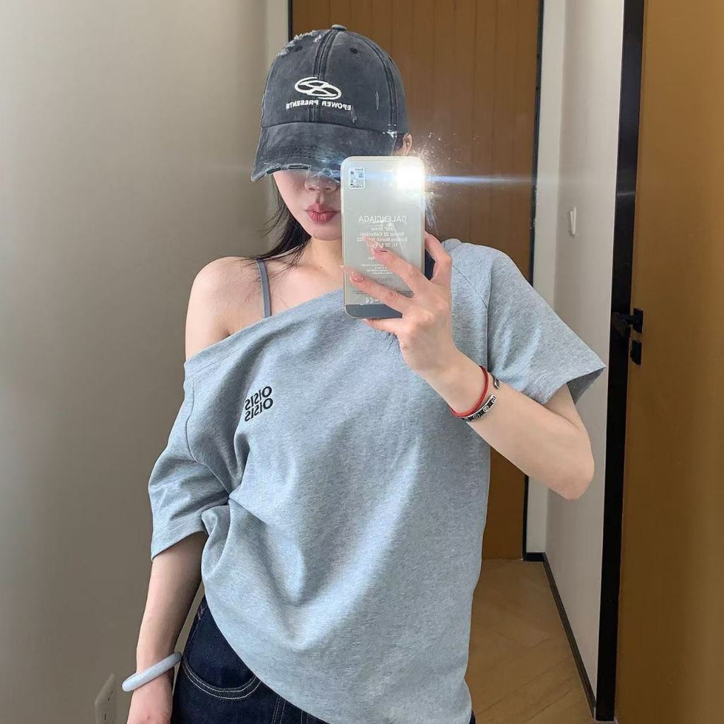 เสื้อยืดปาดไหล่ ผู้หญิง แขนสั้น แอบเซ็กซี้เบาๆกำลังฮอตฮิตสุดๆ oversize เหมาะสำหรับ ฤดูร้อน สไตส์เกาหลี ทรงหลวม สีเทา XXL