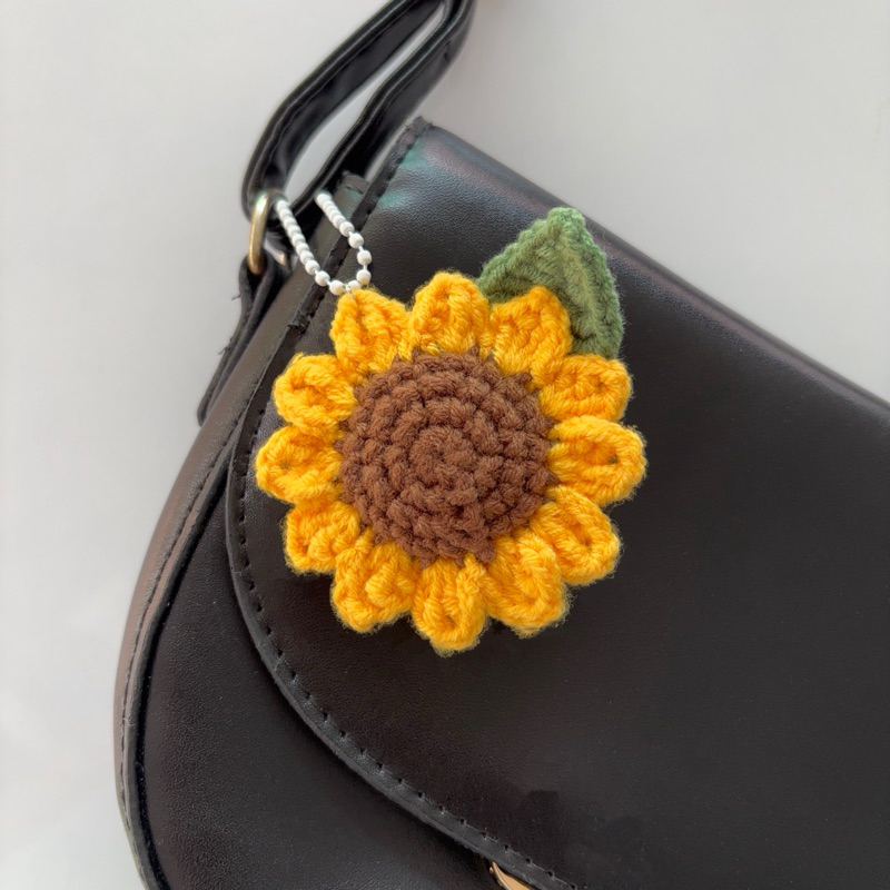 SUNFLOWER KEYCHAIN พวงกุญแจดอกทานตะวันไหมพรม