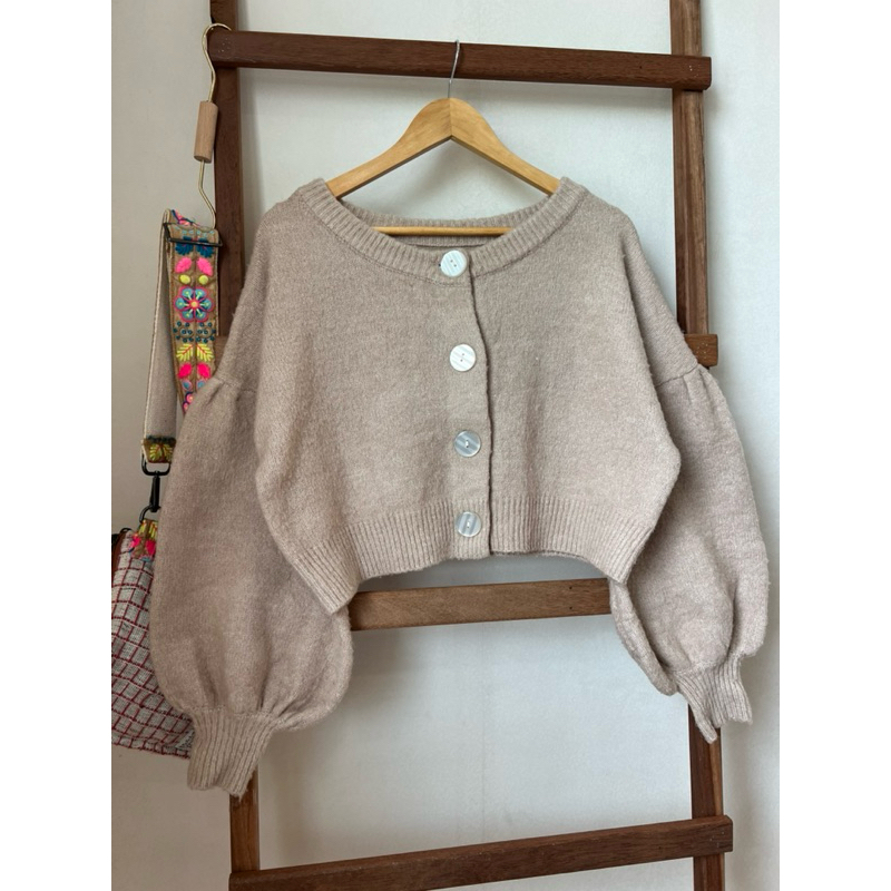 Chico x F เสื้อคลุมไหมพรม กระดุมหน้า สีเบจสวย แขนจั้มพอง อก 44-46  ยาว 16 ❌สภาพมีขุยบ้าง Code: 4558(