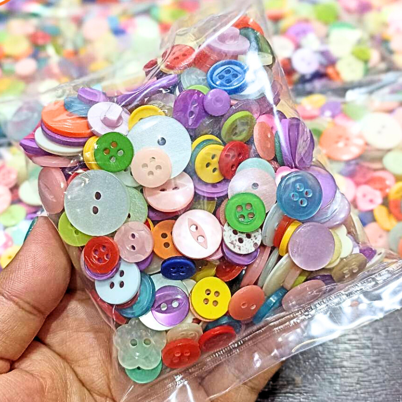 กระดุมแฟชั่น คละแบบคละสี คละไซส์ สุดน่ารัก สินค้าพร้อมส่ง(300 เม็ด)