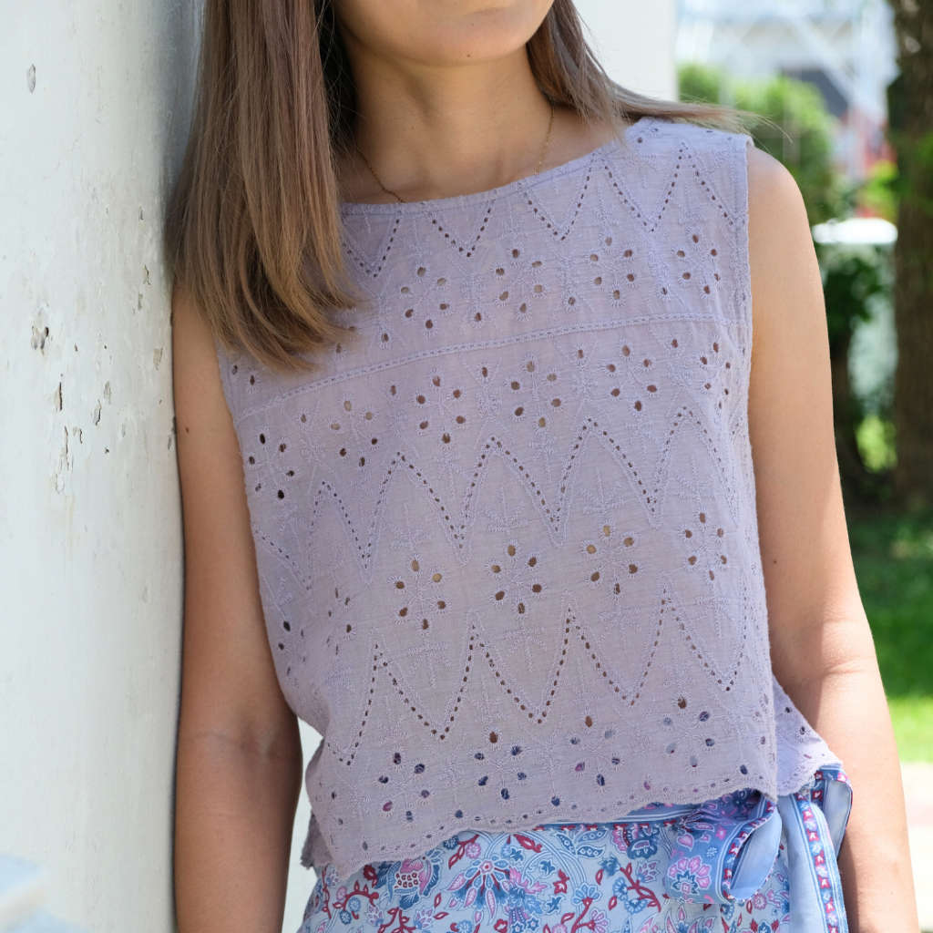 Ameena Lace Top | เสื้อผู้หญิง แขนกุด คอปาด ผ้าลูกไม้ฉลุ คอตตอนเนื้อนิ่ม – โปรปัง