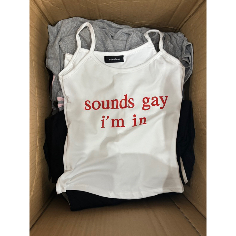 สายเดี่ยวผ้ายืด Sounds gay สีขาว สกรีนสีแดงส้ม (อก 26-36 ยาว 17.5)
