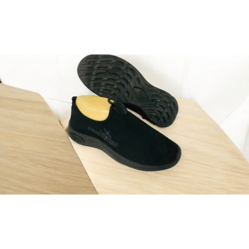 Bumei รองเท้าผ้าใบสลิปออน ยี่ห้อ Bumei รุ่น G584 Size 36-41 สีดำล้วน