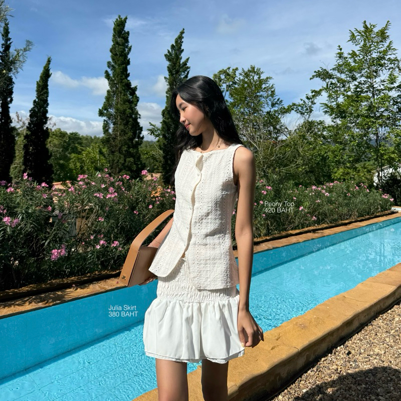 Peony top เสื้อแขนกุดผ้าลูกไม้ กระดุมมุก