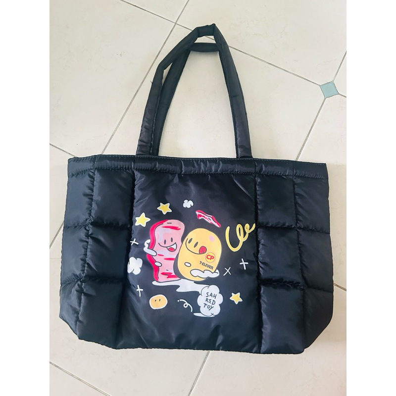 7-11 x CP ไส้กรอก  กระเป๋านุ่มนิ่ม  กระเป๋าไส้กรอก สีดำ สินค้าพรีเมี่ยม 2025