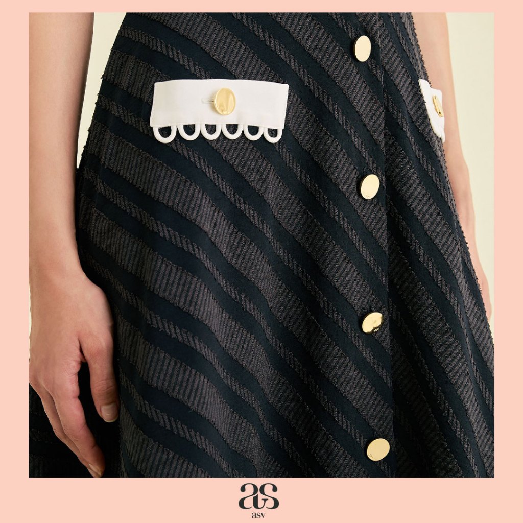 [asv ss25] Alda Short Sleeve Dress เดรสผู้หญิง แขนสั้น คอวี แต่งปกเสื้อ แต่งกระเป๋าและกระดุมทองด้านหน้า แต่งดีเทลห่วง - รูปที่ 5