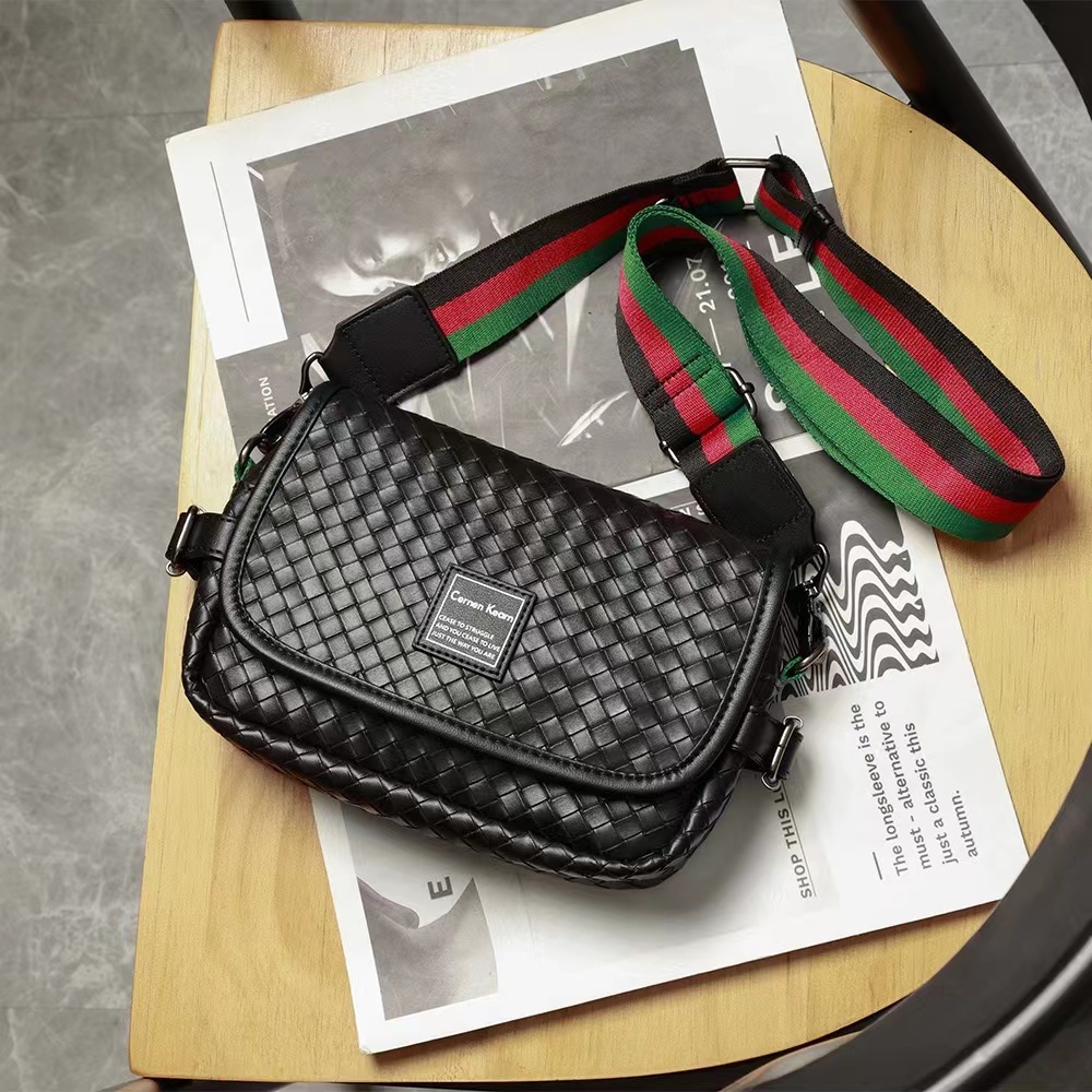 CK กระเป๋าสะพายข้าง หนังสาน แฟชั่นสบายๆ หล่อเท่ห์ Crossbody bag ผู้ชาย กระเป๋าสะพายพาดลำตัว 4050