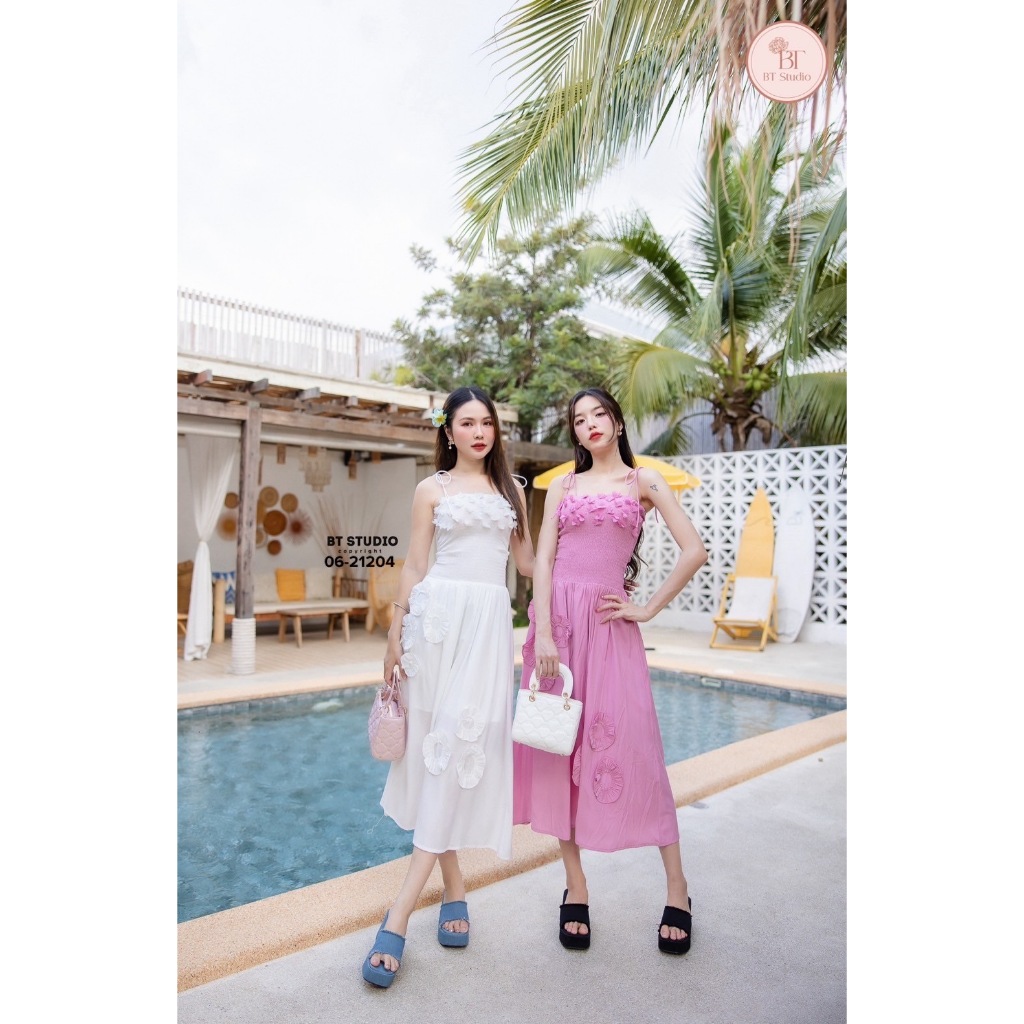 BT 06-21204 เดรสยาวสายเดี่ยว สายผูกทั้งสองข้างอกแต่งสม็อคทั้งตัวแต่งดอก 3D กระโปรงระบายบานออก แต่งดอ