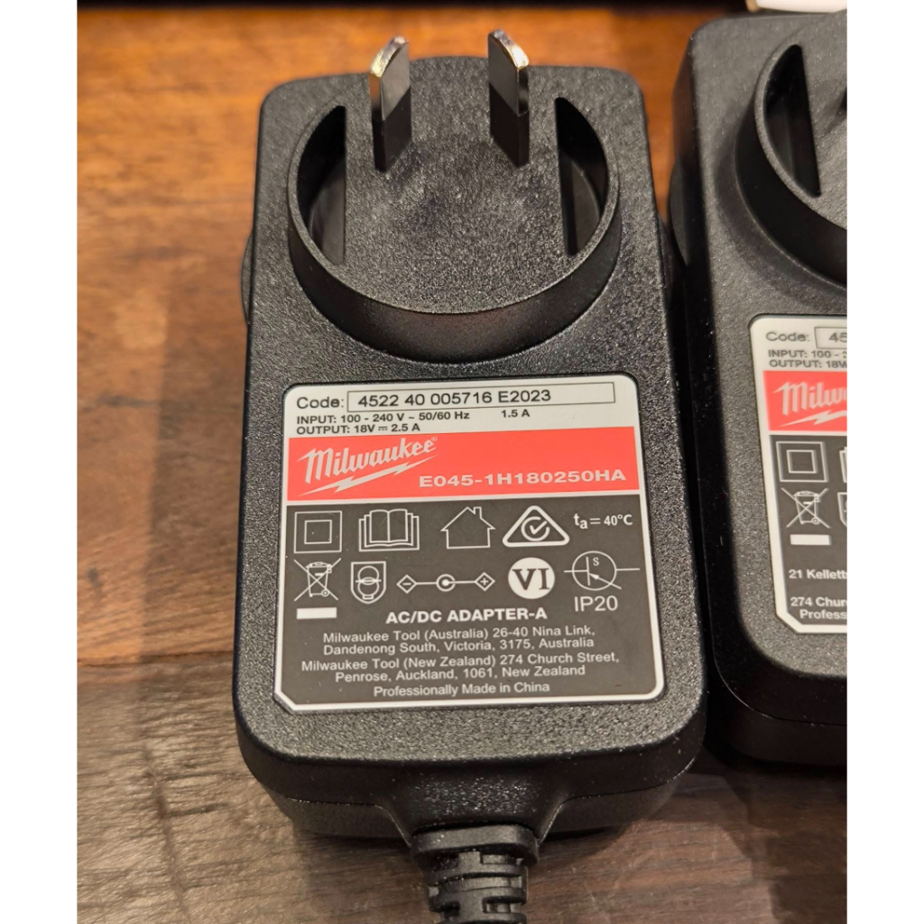 (หัวจีนและหัวนอก)M18 Adaptor Milwaukee 18v 2.5a สำหรับพัดลม เสียบได้ทั้งวัน ราคาต่ออันนะ รู้เรื่อง