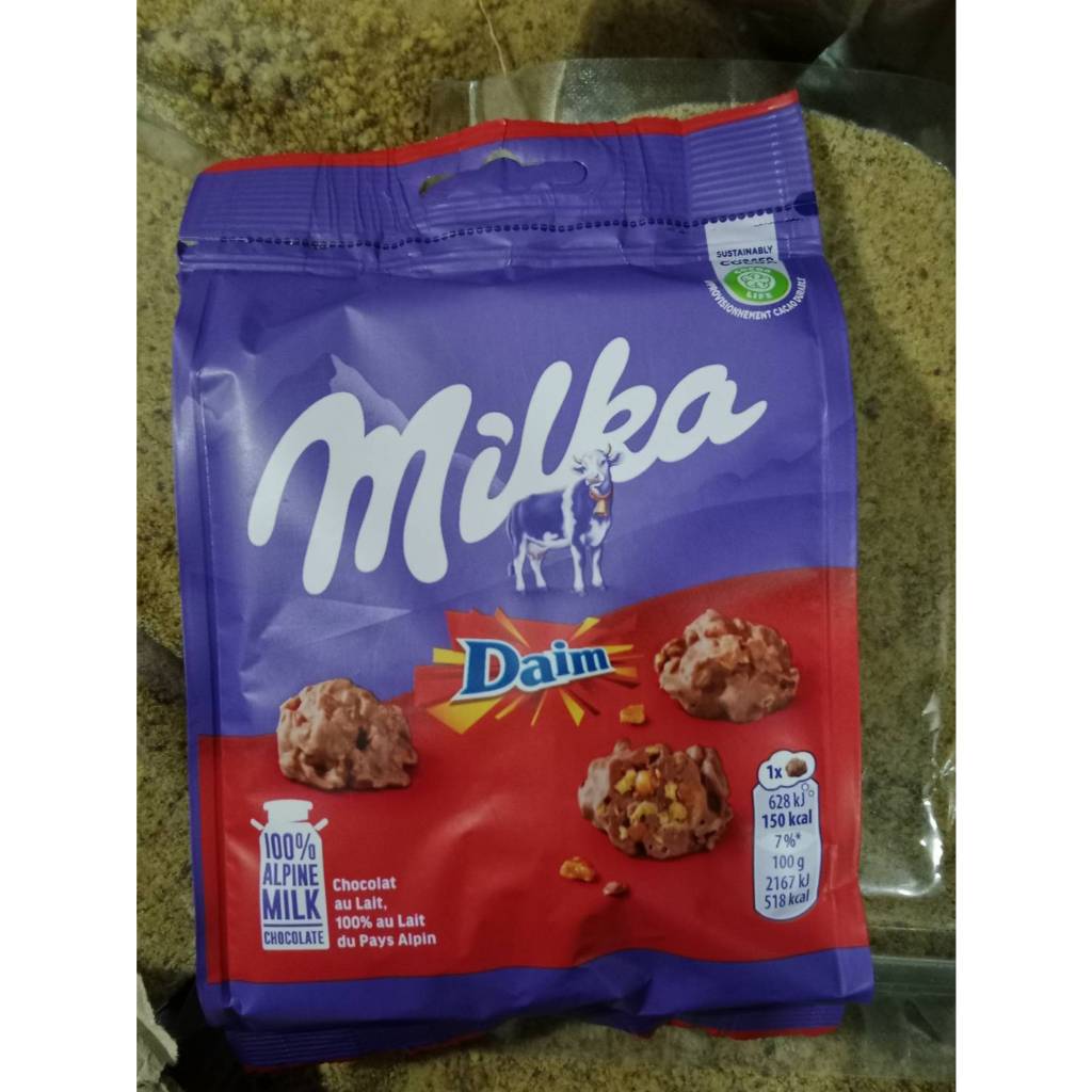 Milka Daim Snax ขนมขบเคี้ยวที่ผสมผสานช็อกโกแลต Milka กับชิ้นคาราเมล Daim 145g จากเยอรมัน BB.01/12/26