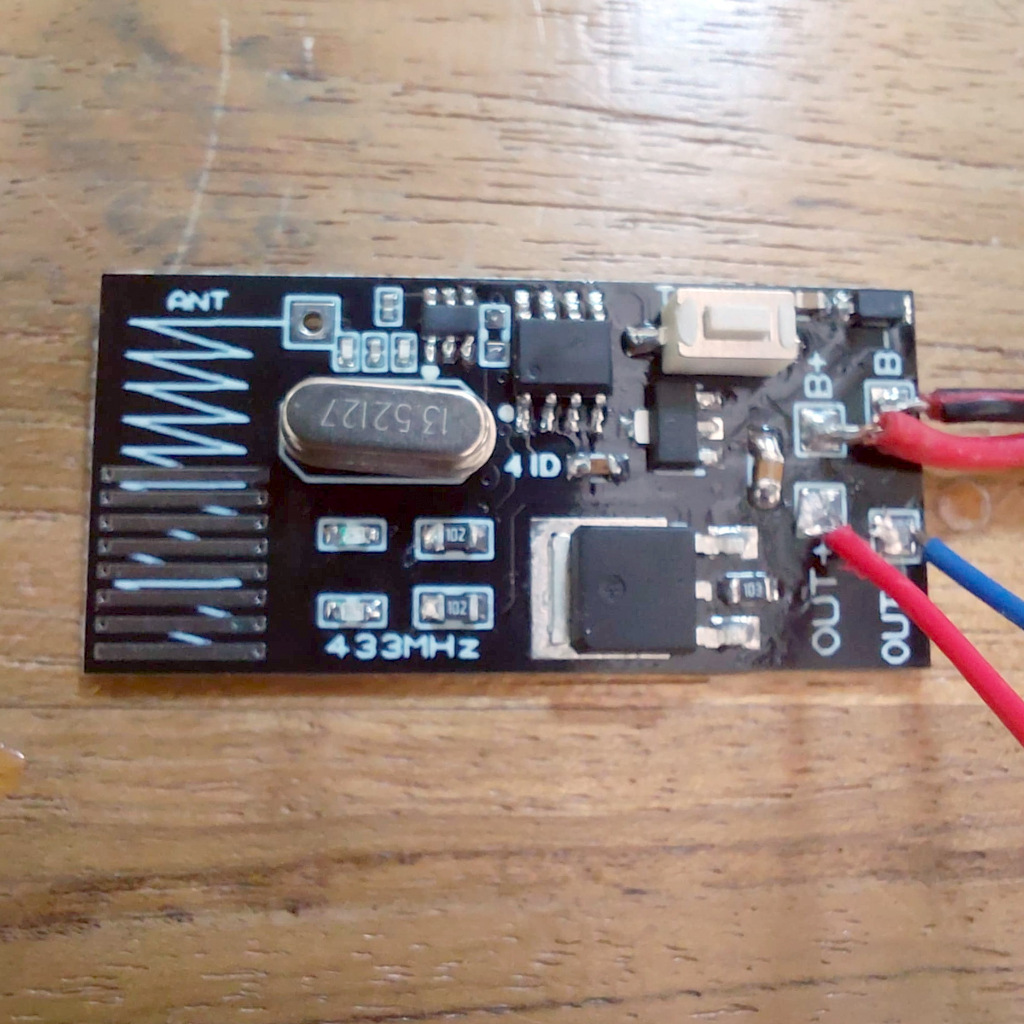 วงจรควบคุมไฟฟ้าไร้สาย ความถี่ 433MHz จูนรหัสรึโมรทได้ 4อุปกรณ์ รองรับแรงดัน 2.5v-24v จ่ายกระแส 3A