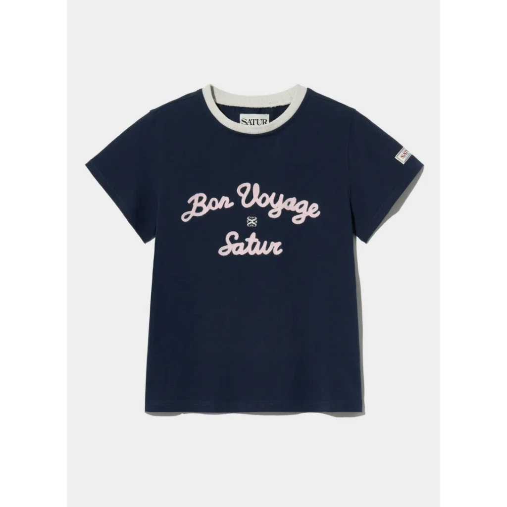 SATUR เสื้อยืด รุ่น Logo Voyage T-Shirt Navy/Pink