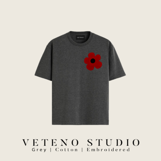 เสื้อยืดแขนสั้น VETENO STUDIO GREY TSHIRT - RED DAISY